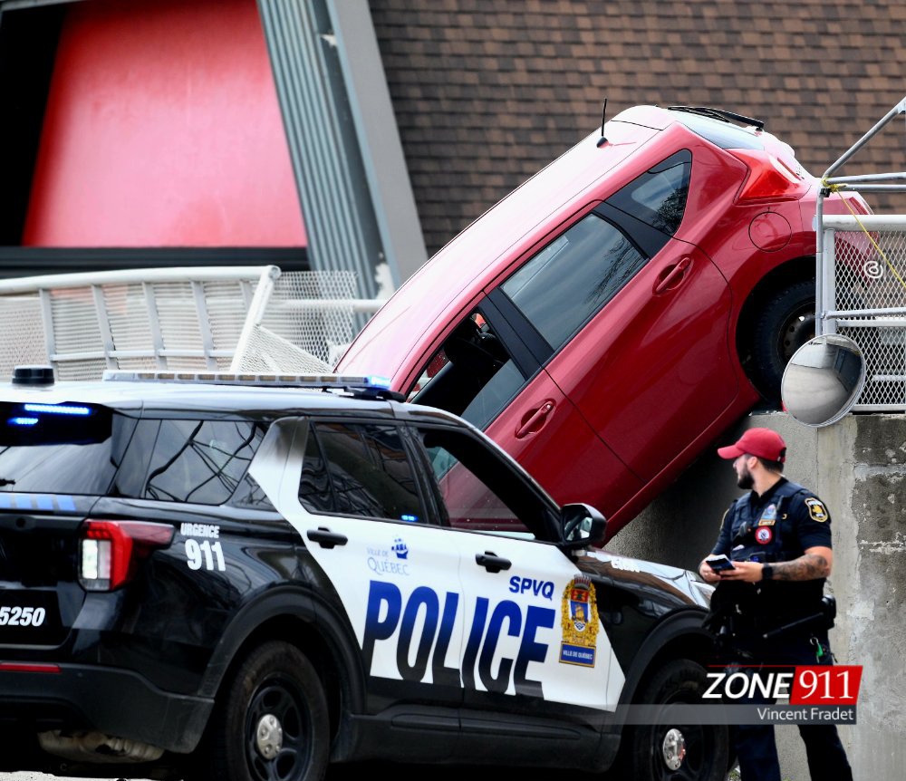 Spectaculaire accident un véhicule tombe d'un stationnement à étage 